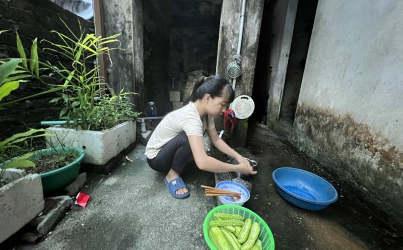 For many workers far from home who work in Thang Long Industrial Park, increasing the regional minimum wage early helps them feel more secure in their difficult lives. Photo: Minh Huong