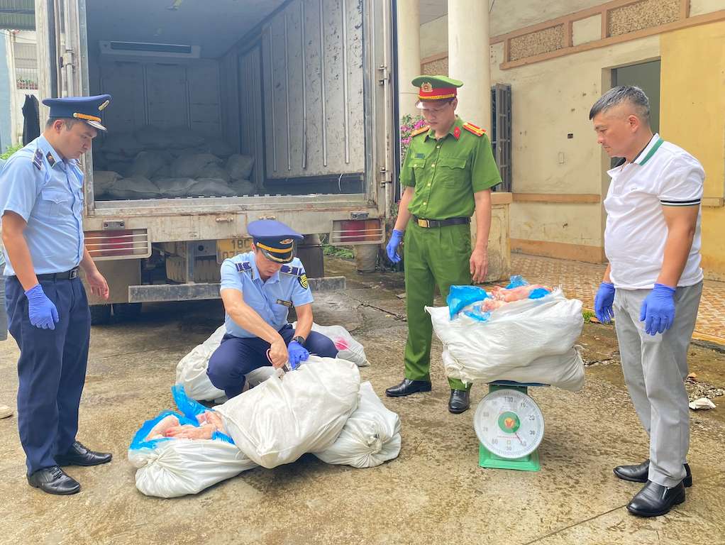 1 000 kg d'ongles de filets de porc d'origine inconnue saisis. Photo : Departement QLTT de la province de Lang Son