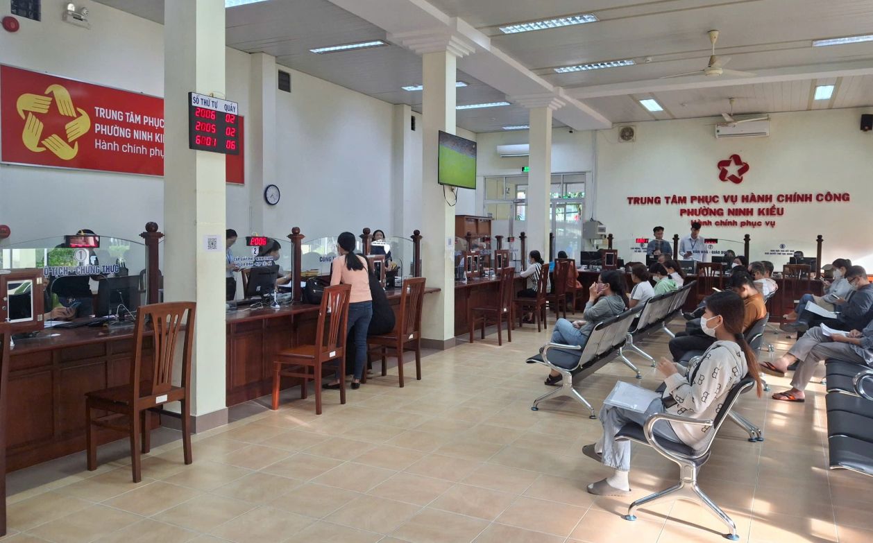 껀터시 닌끼에우빈동 공공 행정 서비스 센터에서 행정 절차를 처리하는 시민