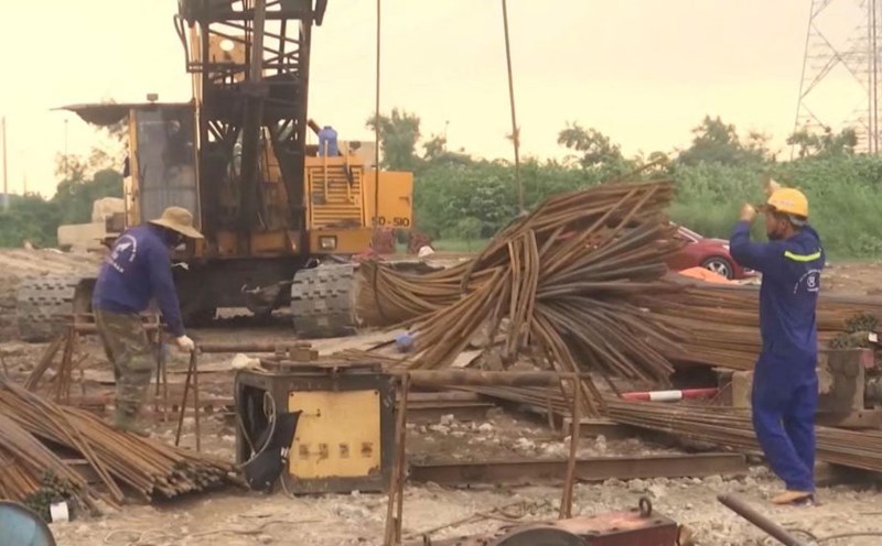 Construction site of the Golden Canal Bridge across the Thai Binh River connecting Bac Ninh - Hai Phong. Photo: Van Truong