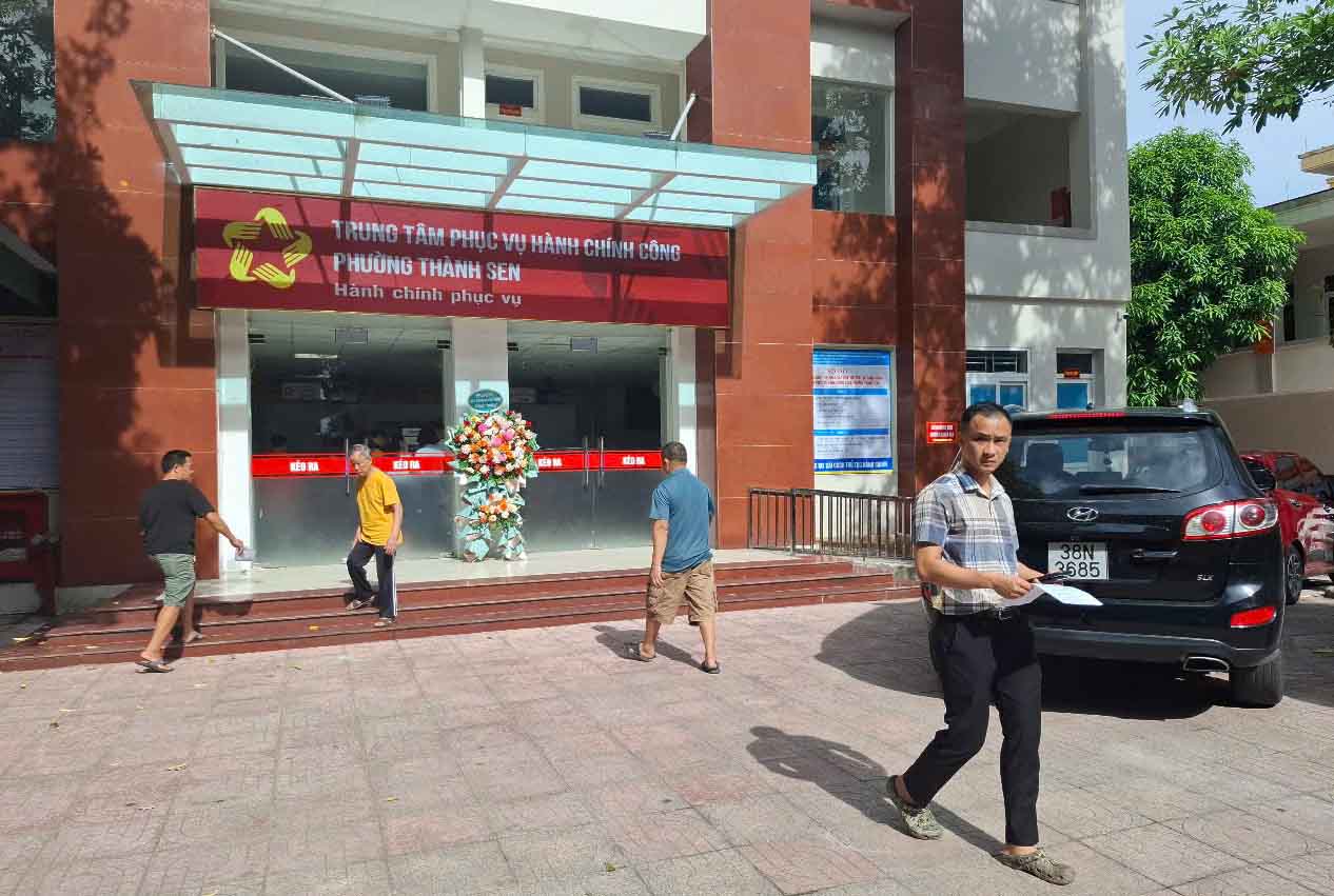 Trung tam phuc vu hanh chinh cong phuong Thanh Sen trong ngay dau lam viec theo mo hinh chinh quyen dia phuong 2 cap. Anh: Tran Tuan.