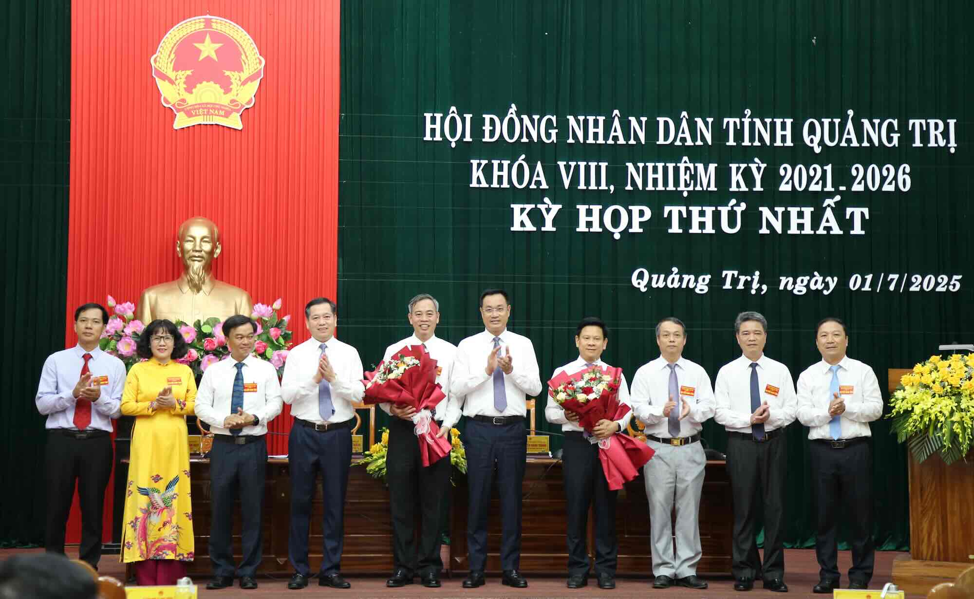 Tang hoa chuc mung lanh dao HDND tinh Quang Tri. Anh: Cong Sang