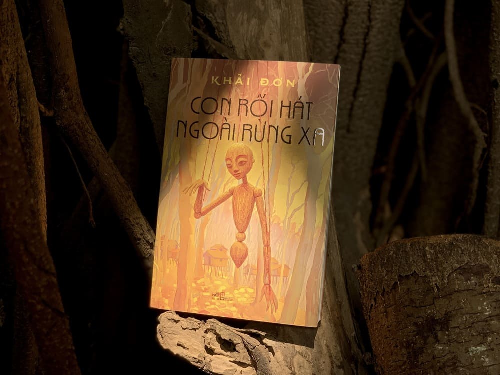 著者カイ・ザンの「Con roi hat ngoai rung xa」は、出版社、作家協会、Nha Namによって紹介されました。写真:出版社