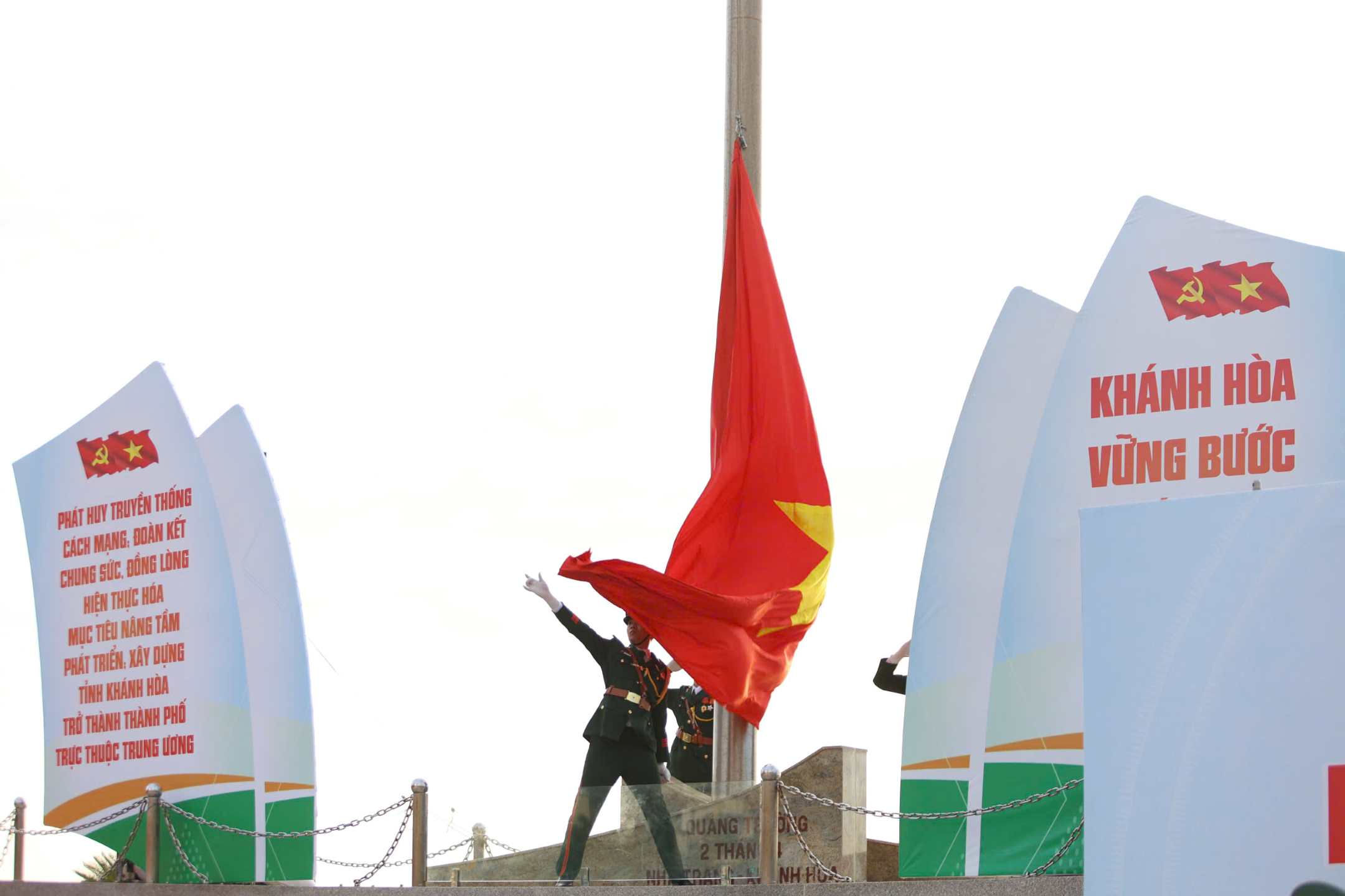 Le chao co dau tien cua tinh Khanh Hoa moi vao sang 1.7. Anh: Ba Duy