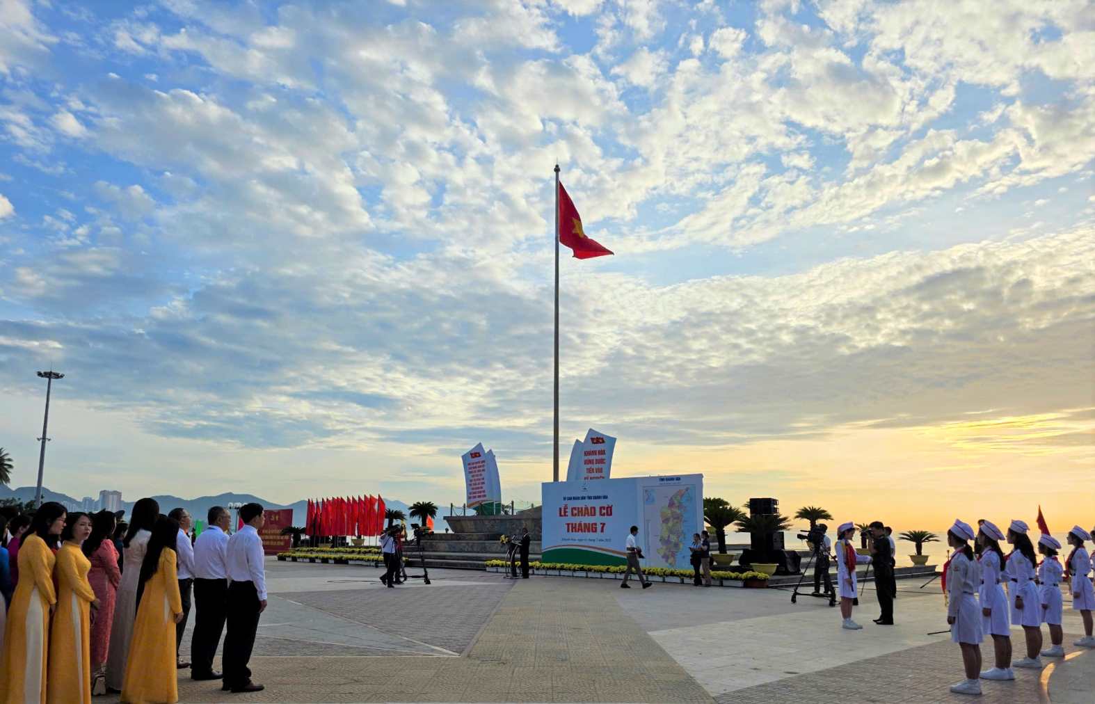 Thieng lieng le chao co mo dau cho mot giai doan moi khi 2 tinh Ninh Thuan va Khanh Hoa chinh thuc hoa lam mot, ca he thong chinh tri tinh Khanh Hoa moi cung bat dau ngay lam viec dau tien voi mo hinh quyen dia phuong 2 cap. Anh: Phuong Linh