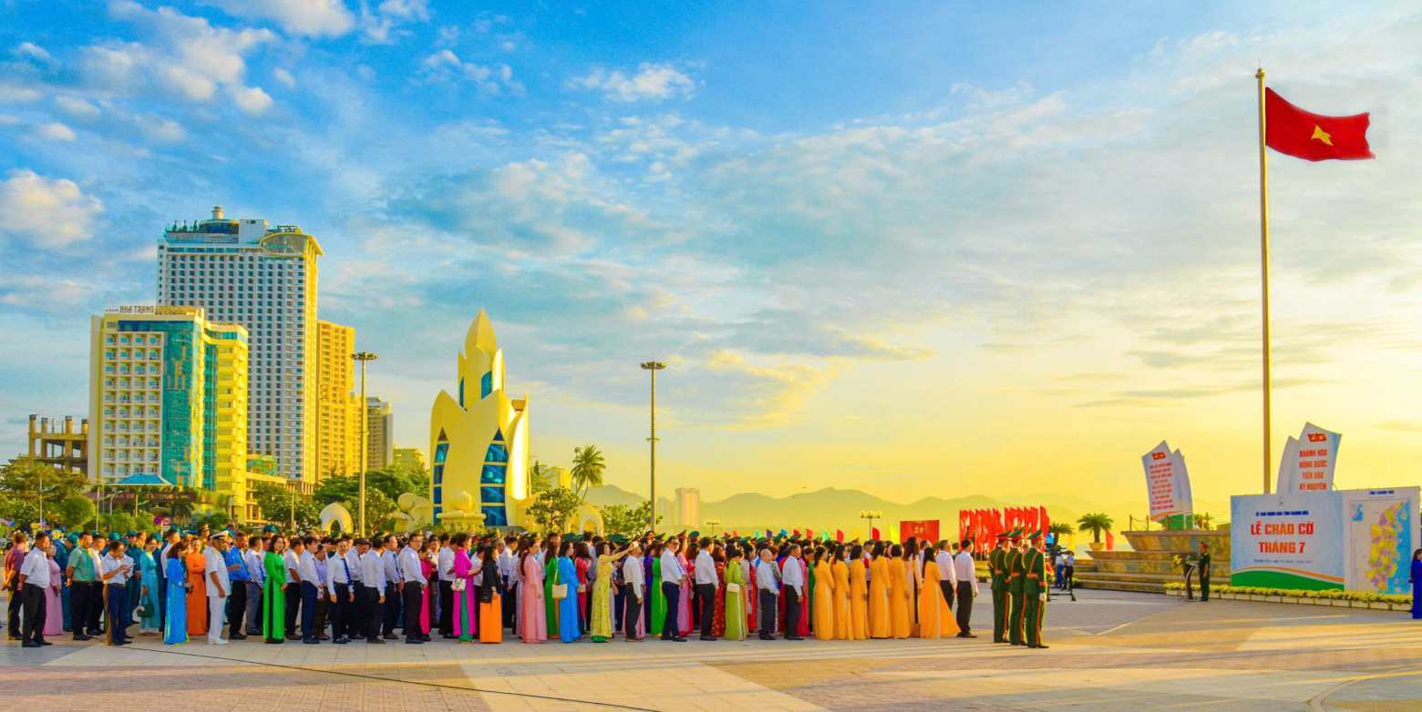 Nearly 1,300 cadres, civil servants, public employees and workers of Khanh Hoa province attended the flag-raising ceremony on the first day of the province's merger. Photo: Anh Tuan