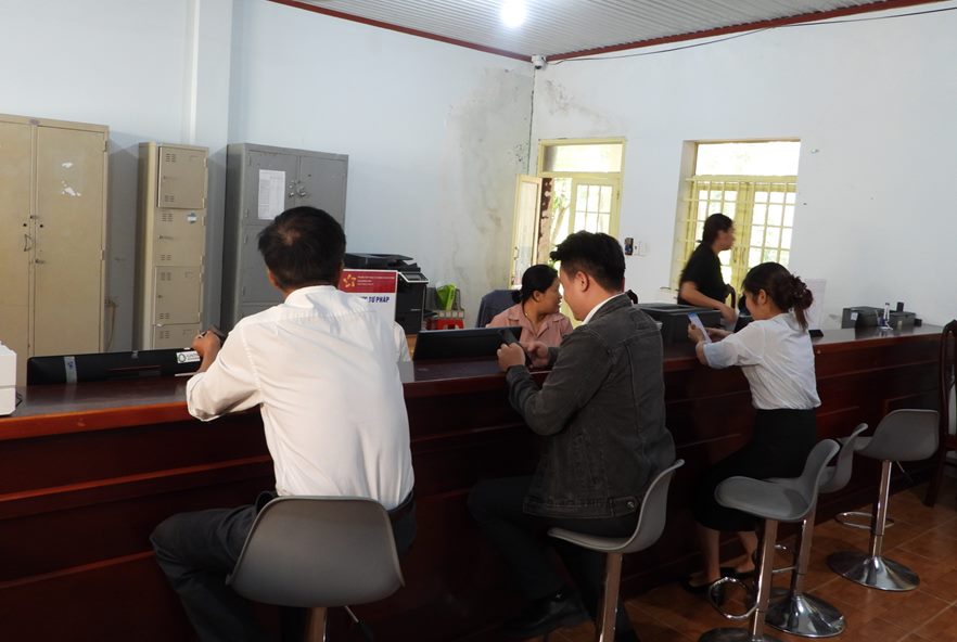 Nguoi dan phan khoi khi duoc chao don, ho tro nhiet tinh. Anh: Chi Long