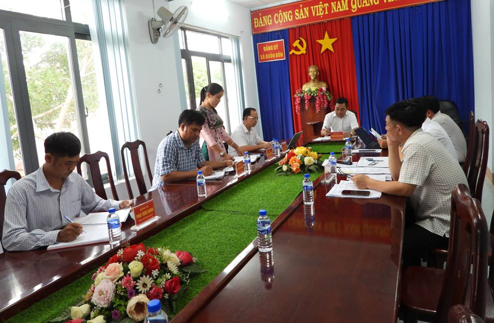 Doi ngu lanh dao, can bo, vien chuc xa lam viec nghiem tuc, cuong quyet hoan thanh nhiem vu moi sau khi thanh lap chinh quyen 2 cap. Anh: Chi Long