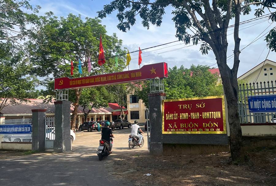 人々は、Buon Don Commune People's Committeeの本部に行き、管理手続きを実施します。写真：Ngoc Trang