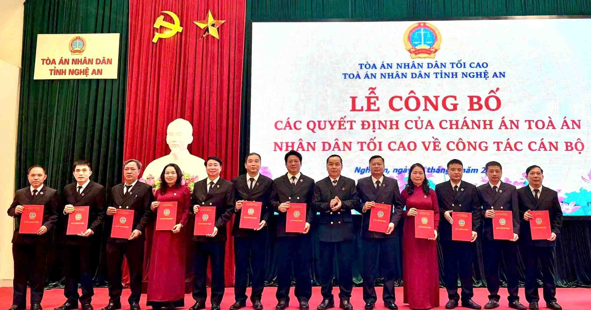 Tran Ngoc Son 씨 - 당위원회 서기이자 응에안성 인민법원장이 지역 인민법원장 12명 임명 결정을 수여했습니다. 사진: Nguyen Thao