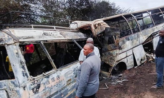 Hiện trường vụ tại nạn 2 xe buýt tại Tanzania ngày 28.6. Ảnh: Xinhua