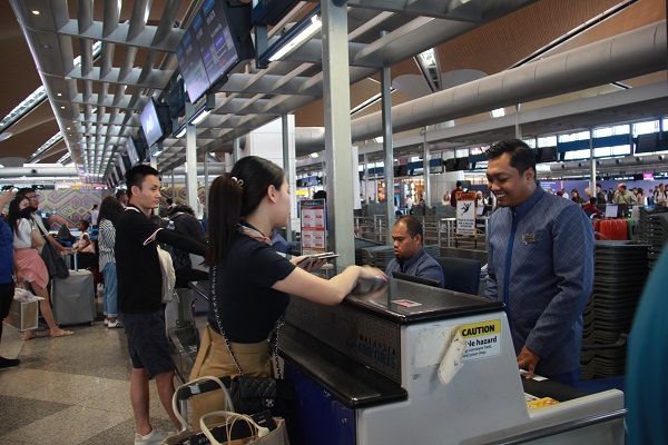 Les touristes vietnamiens effectuent des procedures des compagnies aeriennes du Vietnam. Photo: Lan Anh