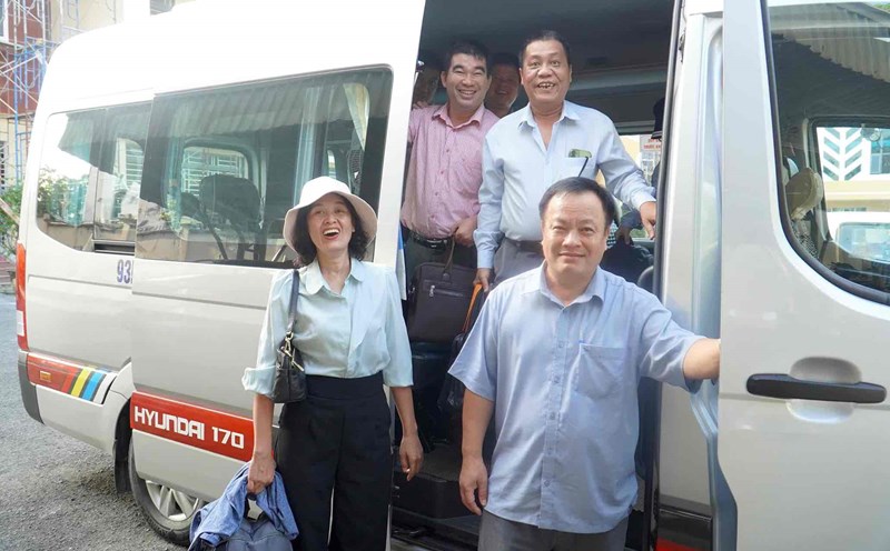 Officials, civil servants, public employees, and workers of Binh Phuoc came to the headquarters of the Department of Agriculture and Environment of the new Dong Nai province on the morning of July 1. Photo: HAC