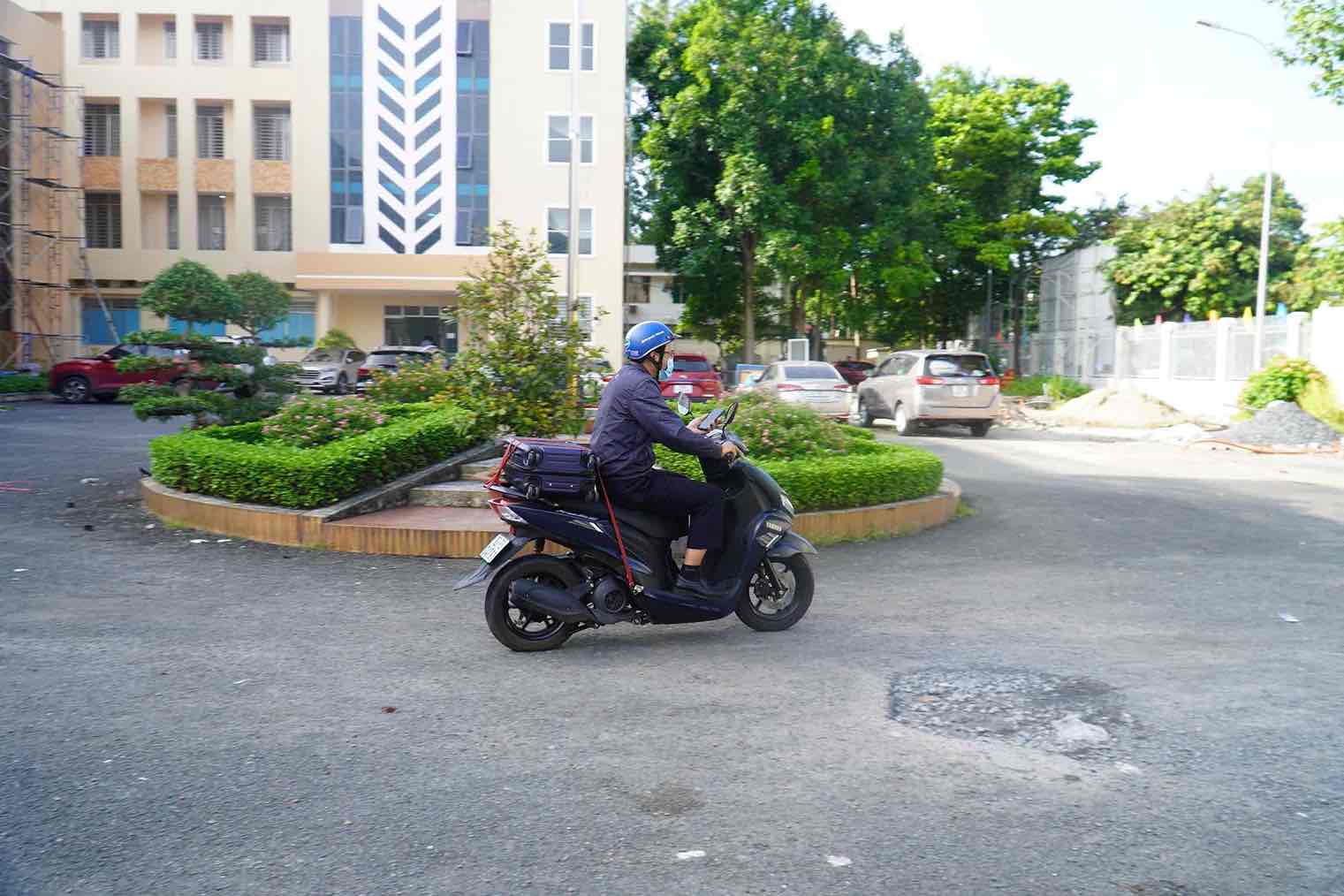 Mot can bo chu dong di xe may ca nhan de thuan tien cho viec di lai khi lam viec sang 1.7. Anh: HAC