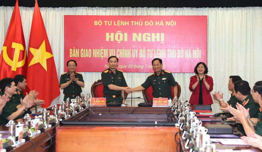 Trung tuong Tran Ngoc Tuan va Dai ta Luu Nam Tien ky ket bien ban ban giao nhiem vu Chinh uy Bo Tu lenh Thu do. Anh: Viet Thanh