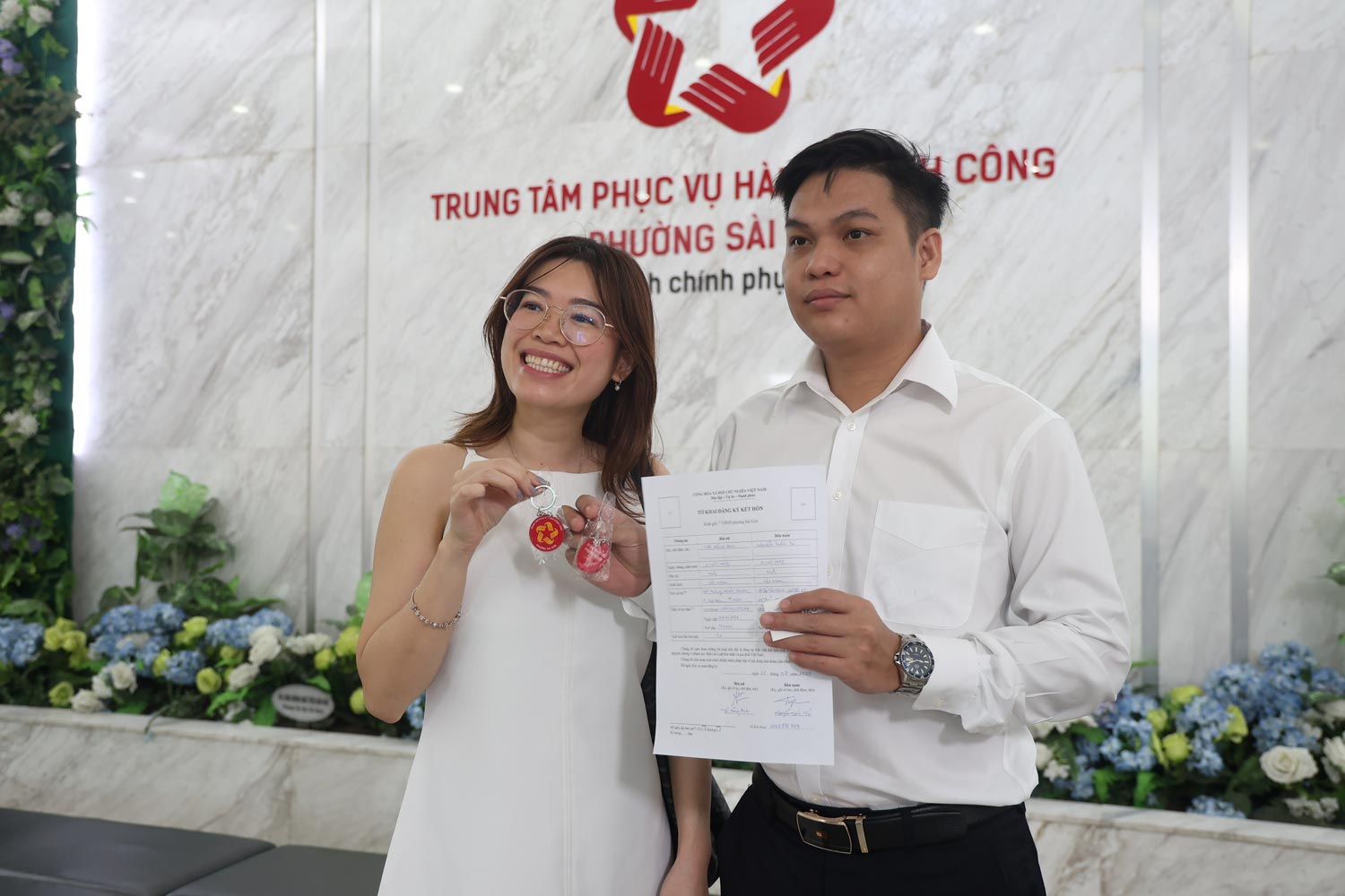  Vo chong chi Hong Anh rang ro vao ngay dang ky ket hon trong ngay dau van hanh bo may chinh quyen 2 cap. Anh: Viet Anh