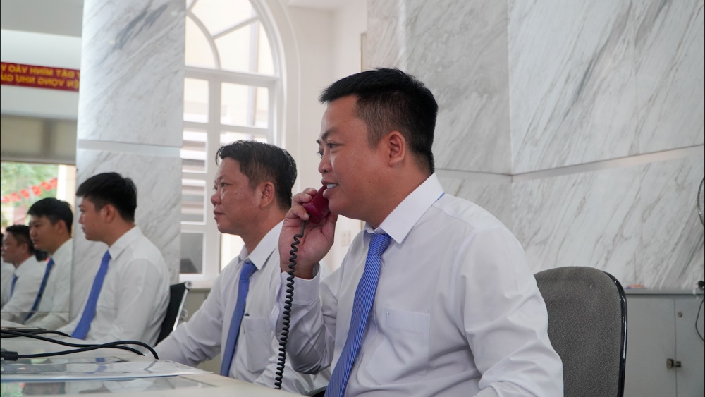 Can bo Trung tam hanh chinh cong phuong Sai Gon (TPHCM) ho tro giai dap cho nguoi dan qua dien thoai. Anh: Ngoc Anh