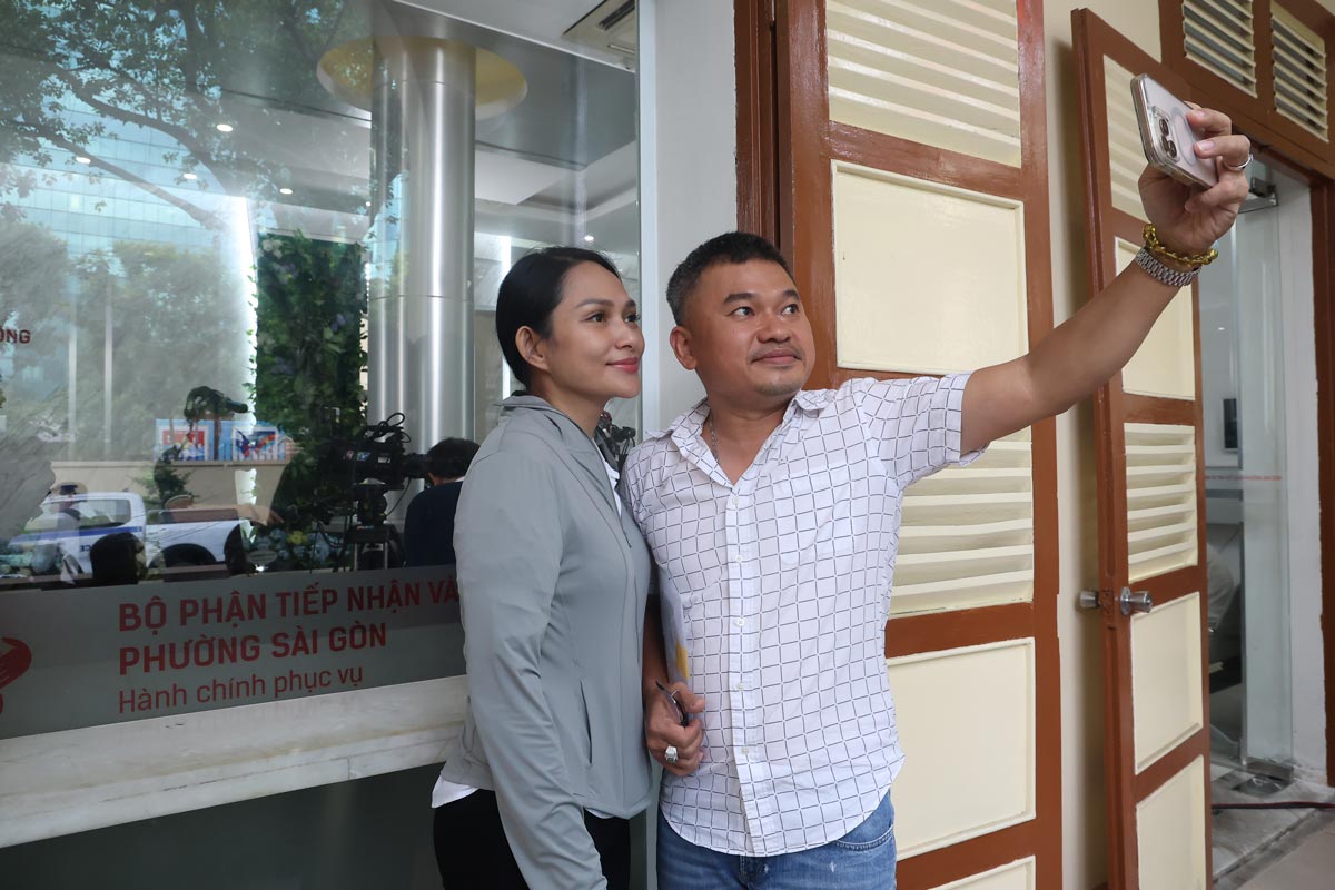 Chi Trang va chong hanh phuc trong ngay lam thu tuc dang ki ket hon, trung voi thoi khac quan trong cua dat nuoc. Anh: Viet Anh