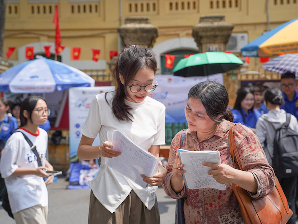 Los candidatos participaron en el examen de graduacion de la escuela secundaria en 2025. Foto: Thu Hien