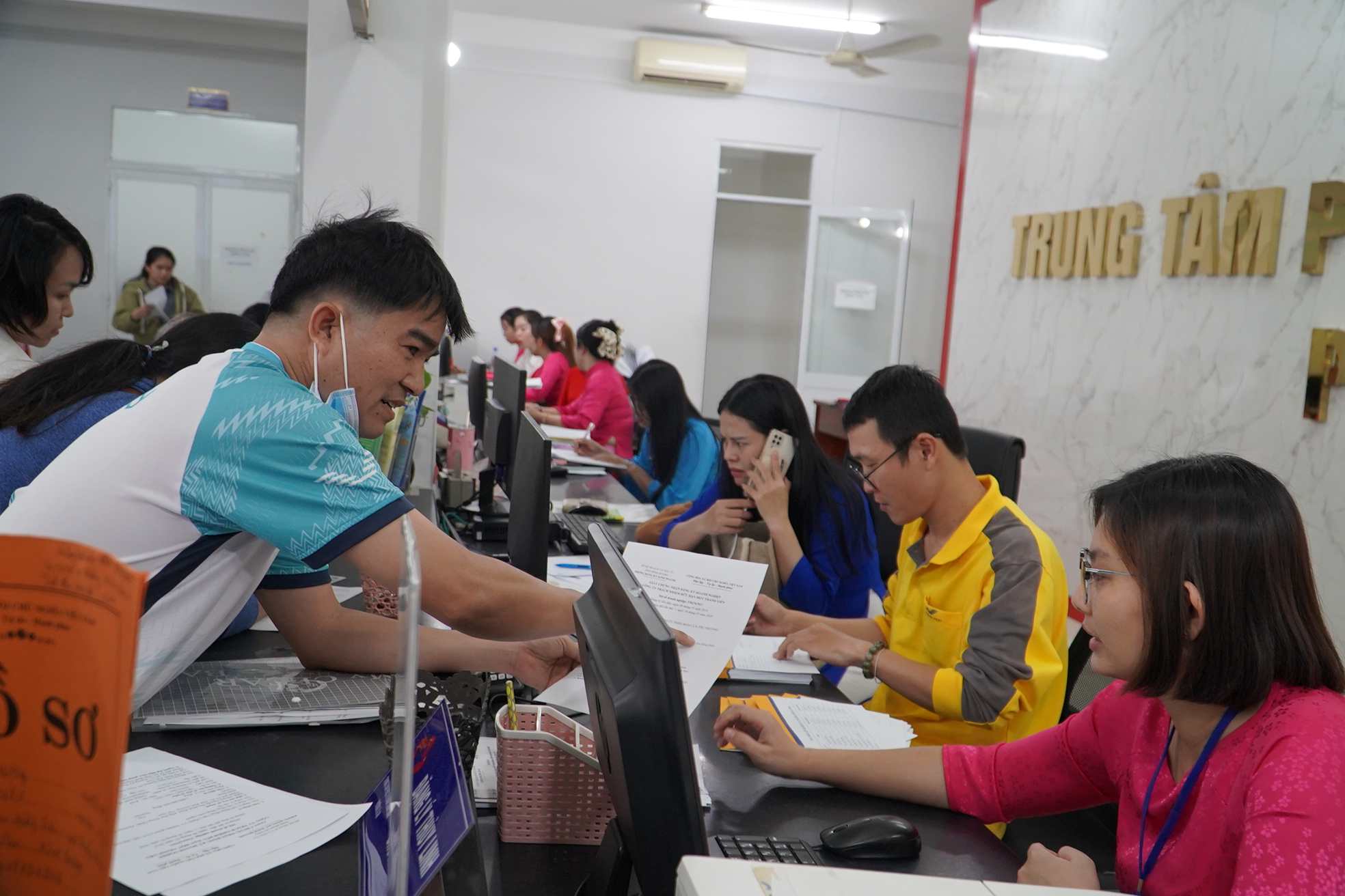 Di An phuong (TPHCM)行政センターの職員が住民の書類を処理しています。写真:Minh Quan