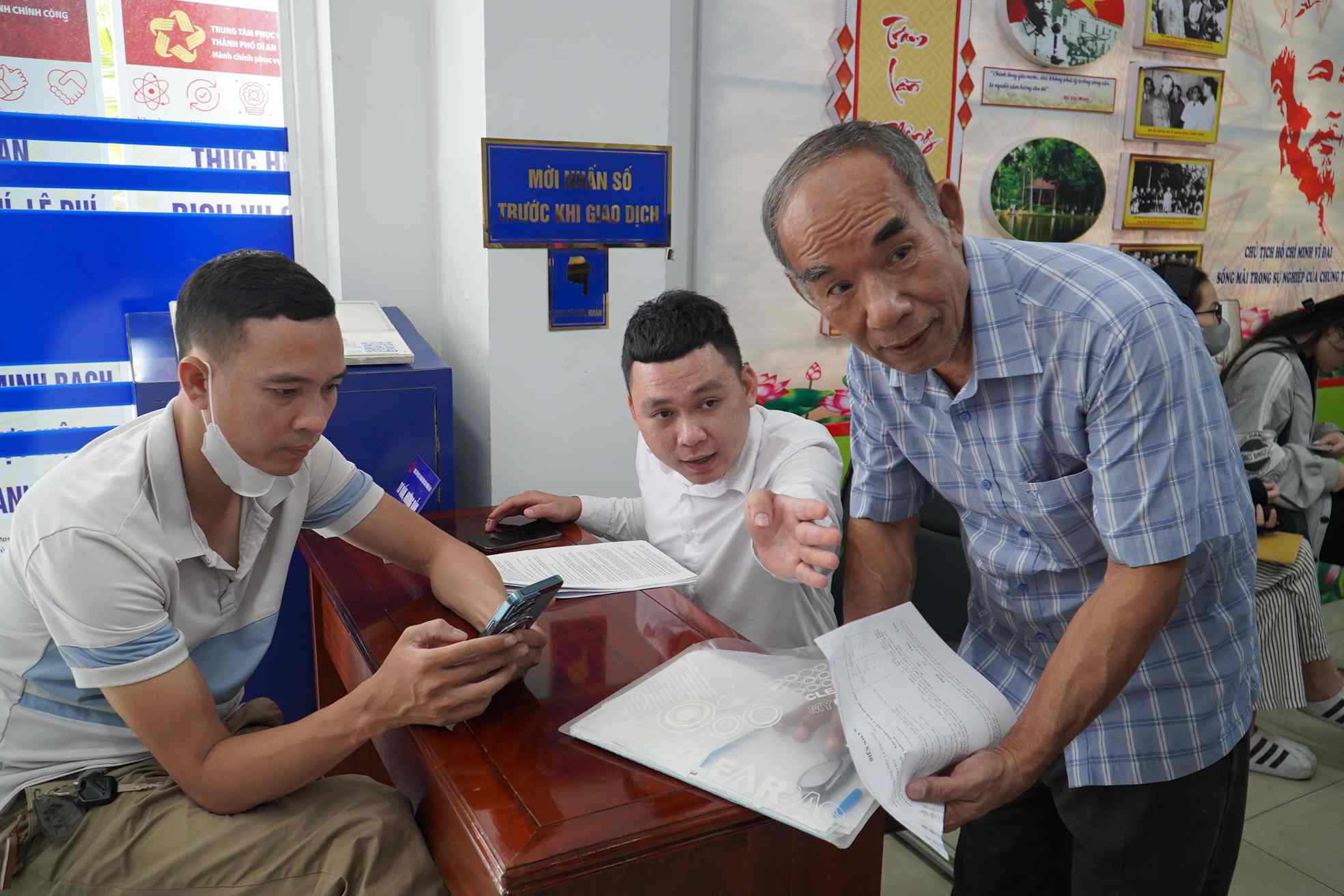 Can bo huong dan nguoi dan o phuong Di An (TPHCM). Anh: Minh Quan