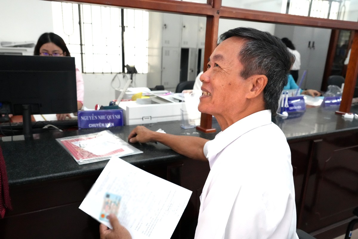 M. Tran Duc Quan a souri satisfait du traitement des procedures lors d'un echange avec les dirigeants du Centre de service administratif public du quartier de Vung Tau. Photo : Thanh An