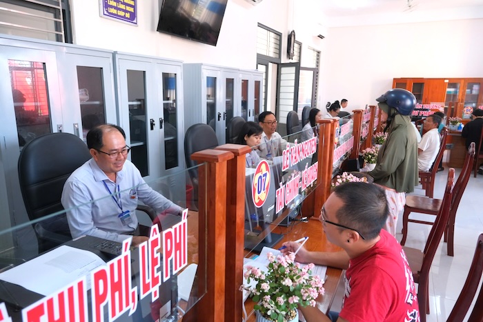 国民は、祖国地図の端にある地方での行政手続きに満足しています。