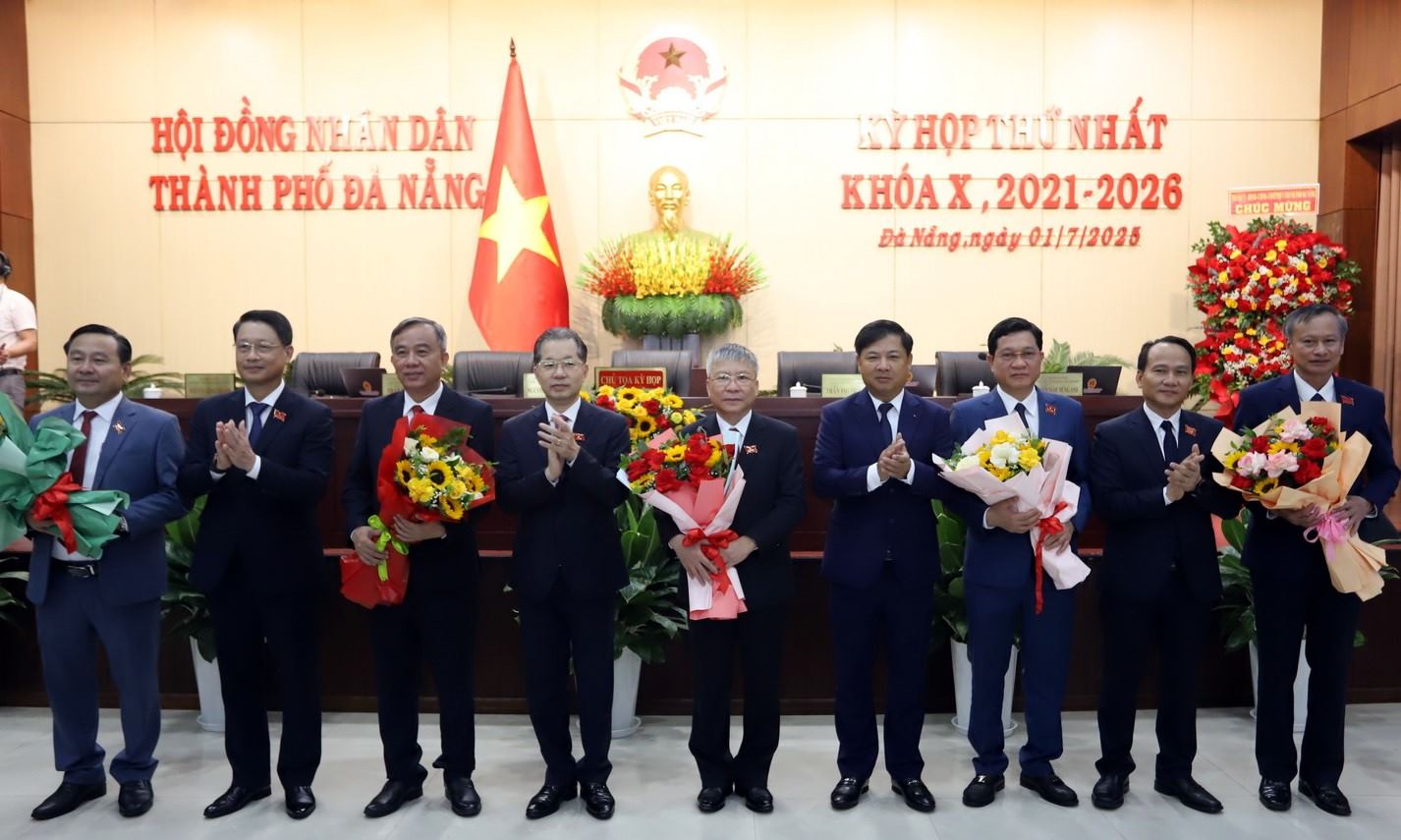Da Nang City leaders presented flowers to congratulate the Chairman and Vice Chairmen of the People's Council of Da Nang City (new). Photo: An Thuong