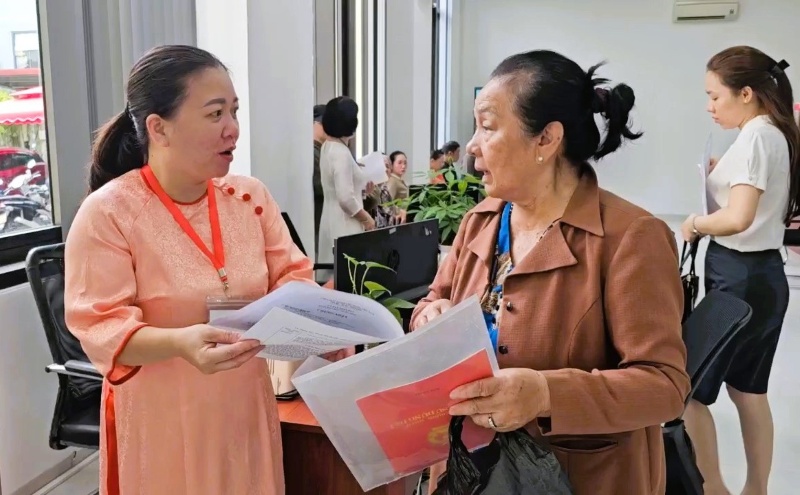 Nguoi dan den lam thu tuc hanh chinh duoc can huong dan thuc hien nop ho so bang 2 cach truc tuyen va truc tiep. Anh: Hoang Bin
