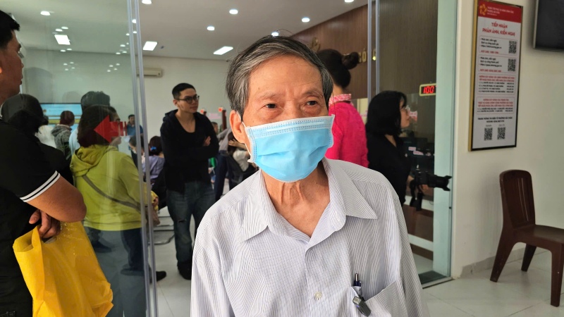 Ong Le Van Dat, 73 tuoi, than nhan gia dinh chinh sach chu dong tim hieu, giam sat mo hinh chinh quyen moi o Da Nang. Anh: Hoang Bin