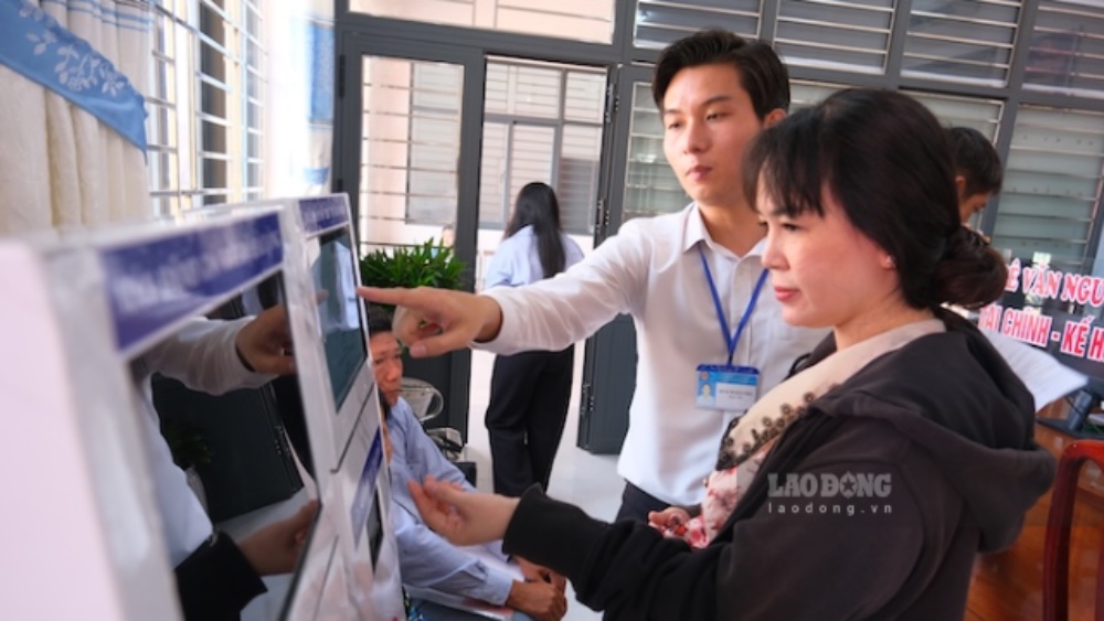Den lam thu tuc hanh chinh tu sang som, chi Dang Ut Nho (phuong Tan Thanh), bay to: “Ngay dau lam viec thay cac thu tuc rat nhanh chong, chuyen nghiep. La nguoi con Ca Mau, toi rat vui ve su doi moi nay“.
