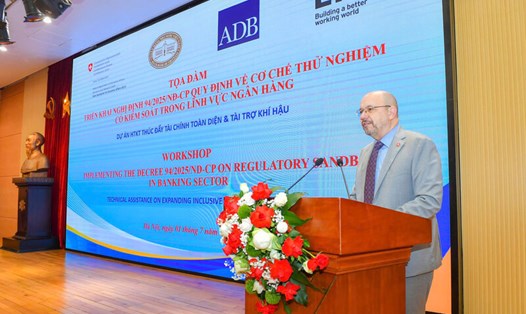 Ông Thomas Gass - Đại sứ Thụy Sỹ tại Việt Nam phát biểu tại tọa đàm rằng, Nghị định về Cơ chế thử nghiệm có kiểm soát không chỉ khuyến khích sự đổi mới từ các tổ chức cung ứng dịch vụ hiện này mà còn giảm rào cản gia nhập đối với các công ty khởi nghiệp và những tổ chức mới trên thị trường. Ảnh: Thanh Phương.