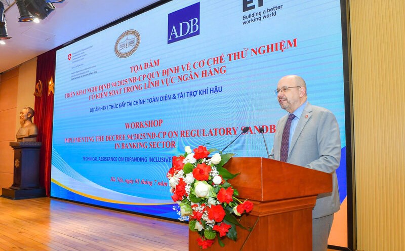 Mr. Thomas Gass - Swiss Ambassador to Vietnam spoke at the seminar that the Decree on Controlled Testing Mechanisms not only encourages innovation from current service providers but also reduces barriers to joining for startups and new organizations in the market. Photo: Thanh Phuong.