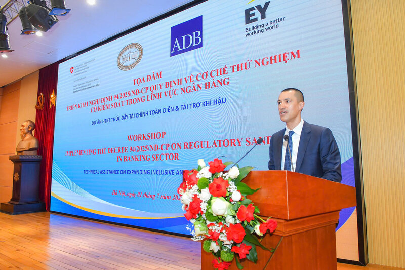 Ong Ron H.Slangen - Pho Giam doc quoc gia Ngan hang Phat trien chau A (ADB) phat bieu tai toa dam. Anh: Thanh Phuong.