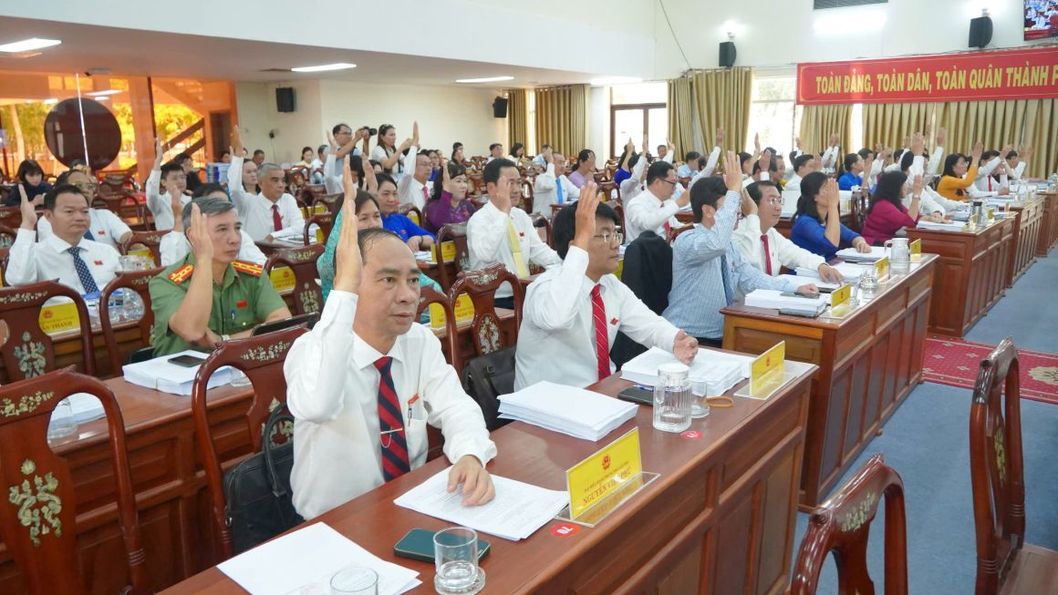 Cac dai bieu bieu quyet thong qua Nghi quyet. Anh: Ta Quang