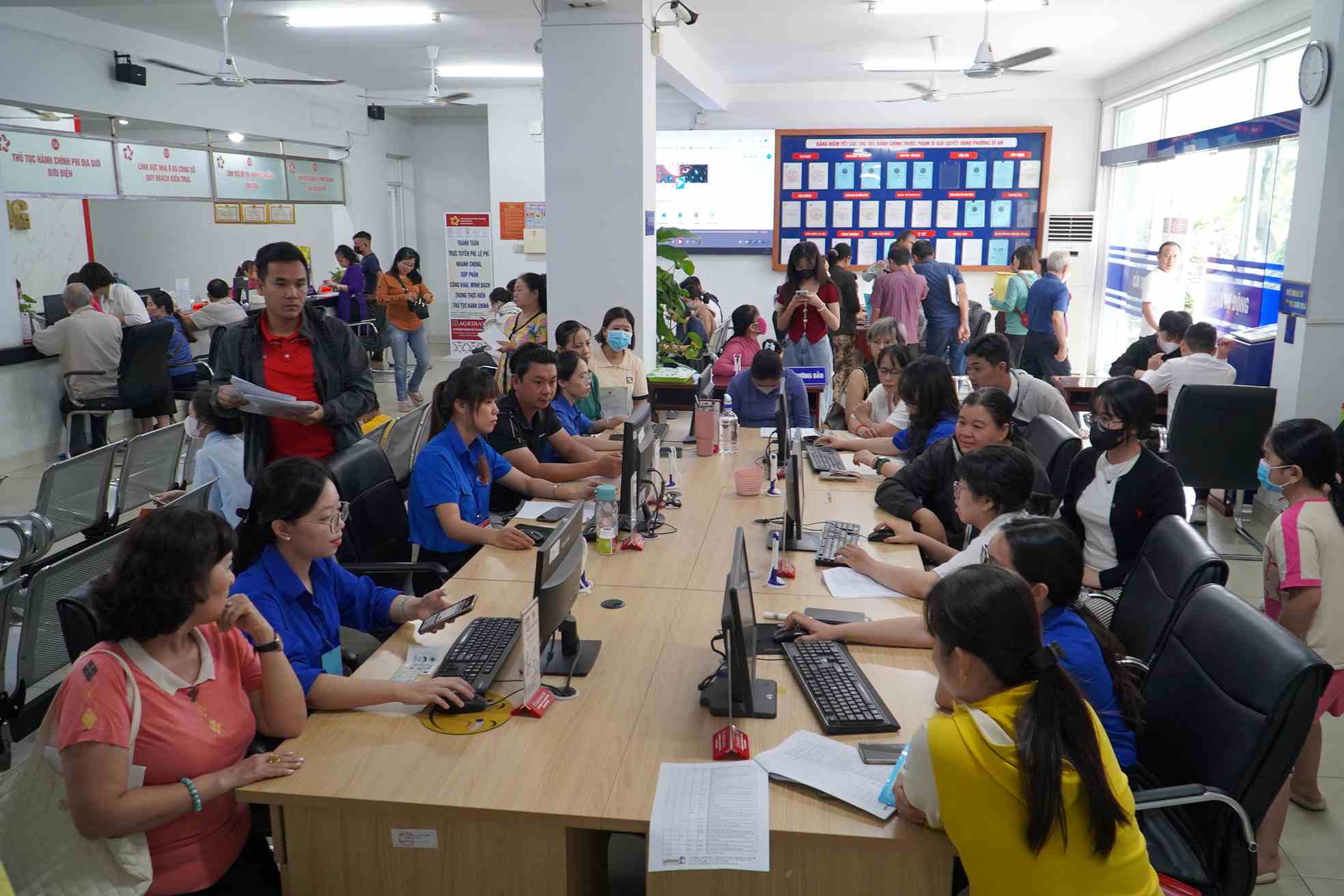 통합 후 간부와 지방 공무원은 새로운 기구를 원활하게 운영하고 국민에게 최상의 서비스를 제공하기 위해 노력하고 있습니다. 사진: 안 뚜