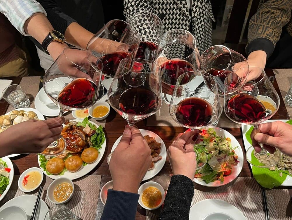 Drinking a lot of wine or alcoholic beverages will dehydrate the body. Photo: Linh Chi