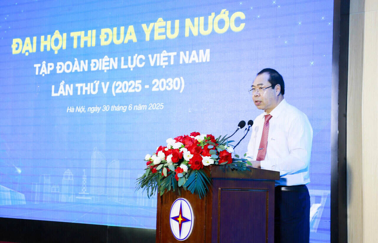 Chairman of Vietnam Electricity Trade Union Do Duc Hung launched the emulation movement for the period 2025 - 2030. Photo: Dac Cuong