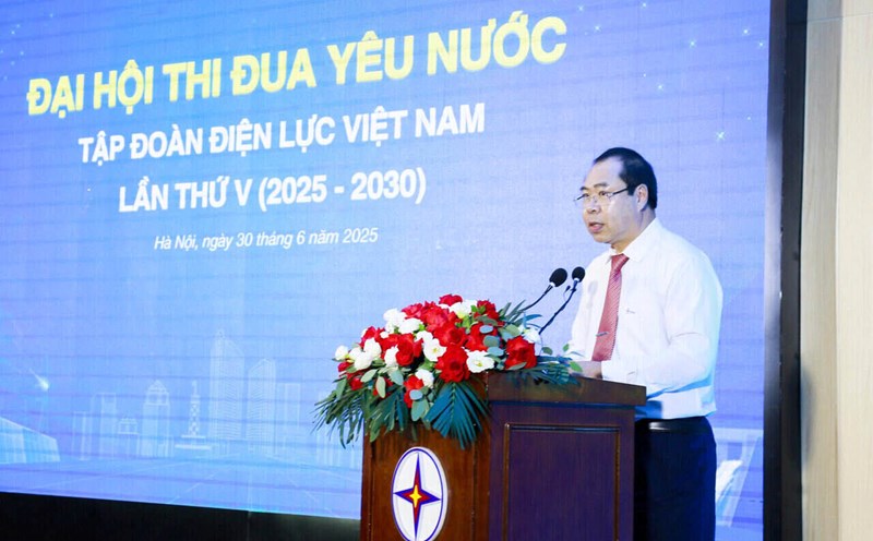 Chairman of Vietnam Electricity Trade Union Do Duc Hung launched the emulation movement for the period 2025 - 2030. Photo: Dac Cuong