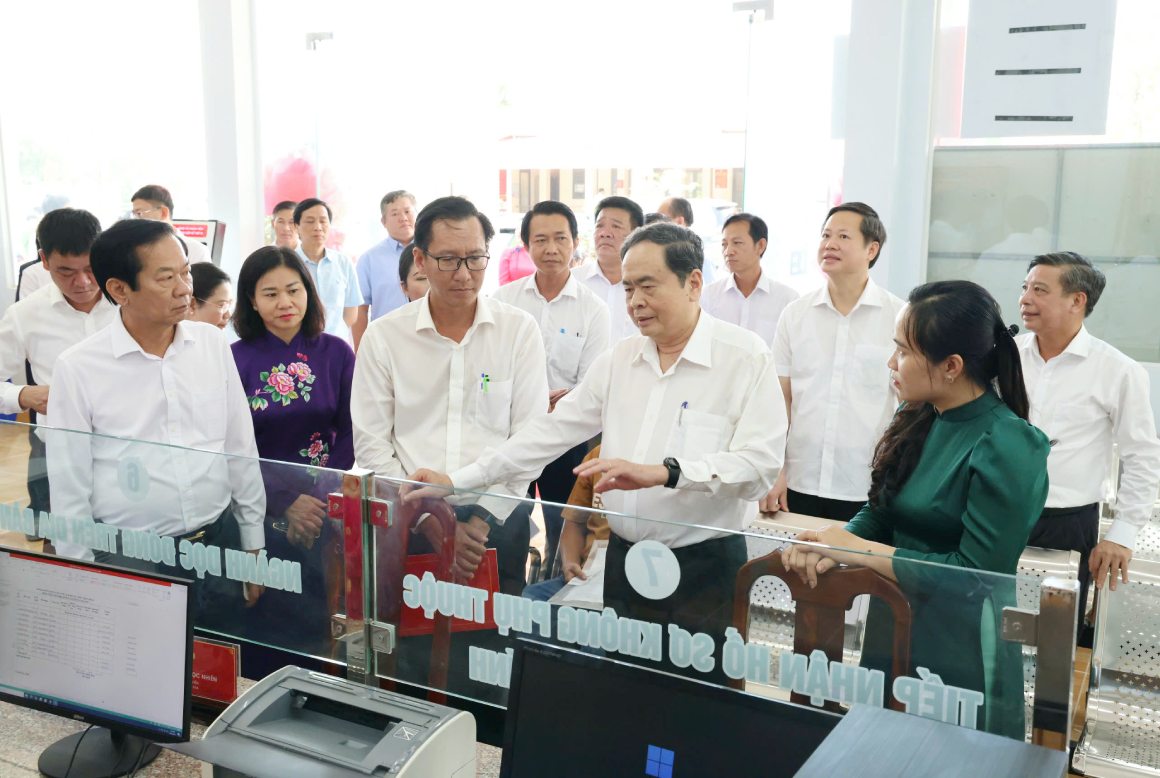Tran Thanh Man 국회의장이 껀터시 Ninh Kieu브라 동 공공 행정 서비스 센터를 점검하고 있습니다. 사진: Ta Quang