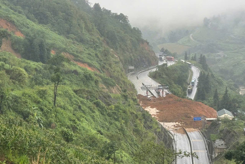 サパの道路は地滑りで寸断されました。写真:住民提供
