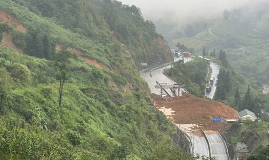 Đường đi Sa Pa bị chia cắt do sạt lở. Ảnh: Người dân cung cấp