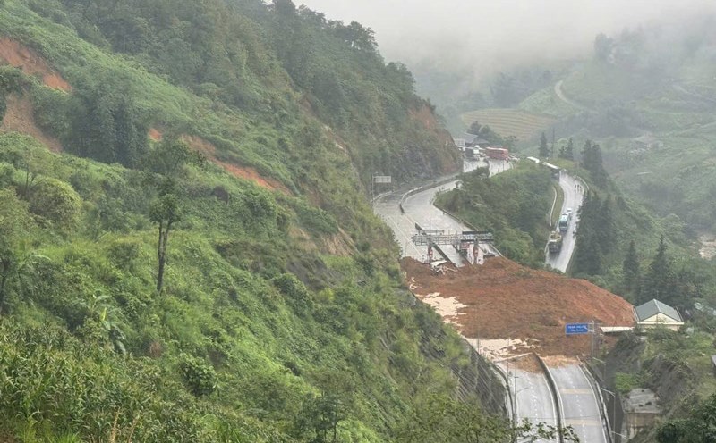 The road to Sa Pa was cut off due to landslides. Photo: Provided by the people