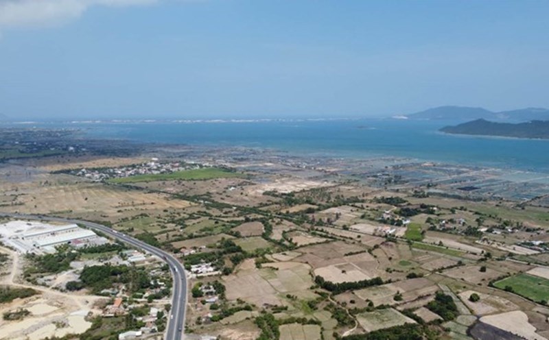Many key projects with capital of thousands of billions of VND in Van Phong Economic Zone are about to start construction. Photo: Huu Long.
