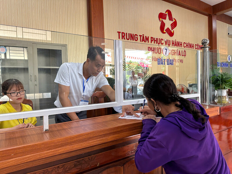 Les habitants se rendent au Comite populaire du quartier de Nghia Lo province de Quang Ngai pour traiter les procedures administratives et sont guides avec devouement par les fonctionnaires les dossiers et les procedures sont traites rapidement. Photo : Vien Nguyen