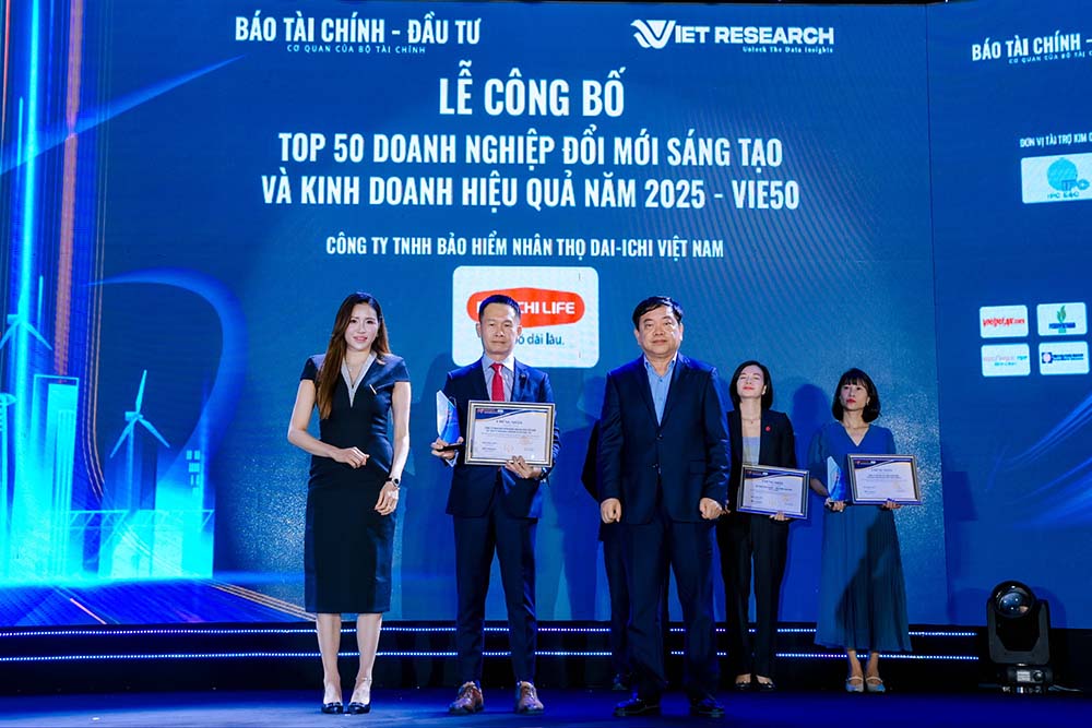 Mr. Tran Dinh Dong - Senior Director of Digital Transformation and Health Care Services, and Director of the Fund for a Beautiful Life, Dai-ichi Life Vietnam received the award "Top 50 Enterprises with Innovation and Effective Business" (VIE50). Photo: Nguyen Hoang
