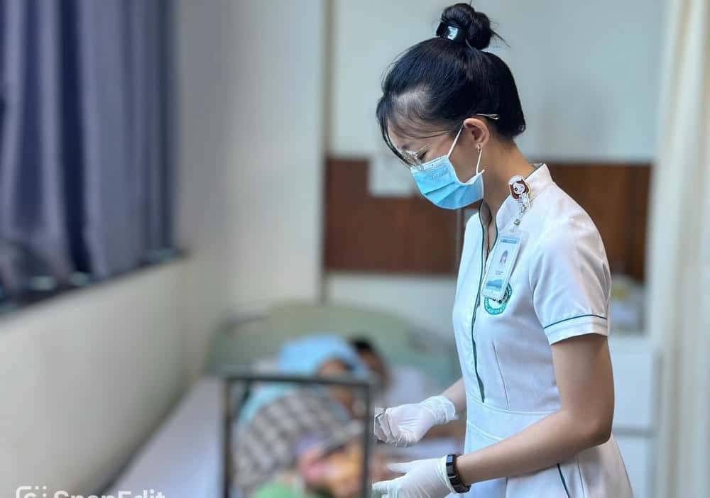 The patient escaped the risk of necrosis and was given medical care for the wound. Photo: Thanh Tuan