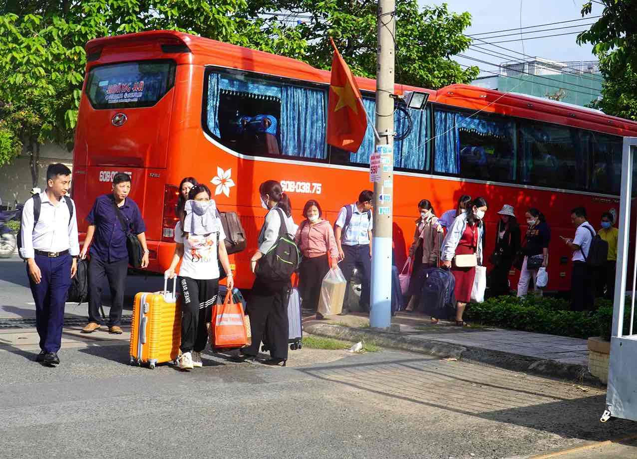 새벽 5시 200명이 넘는 빈프억 간부들이 동나이로 출근했습니다. 사진: HAC