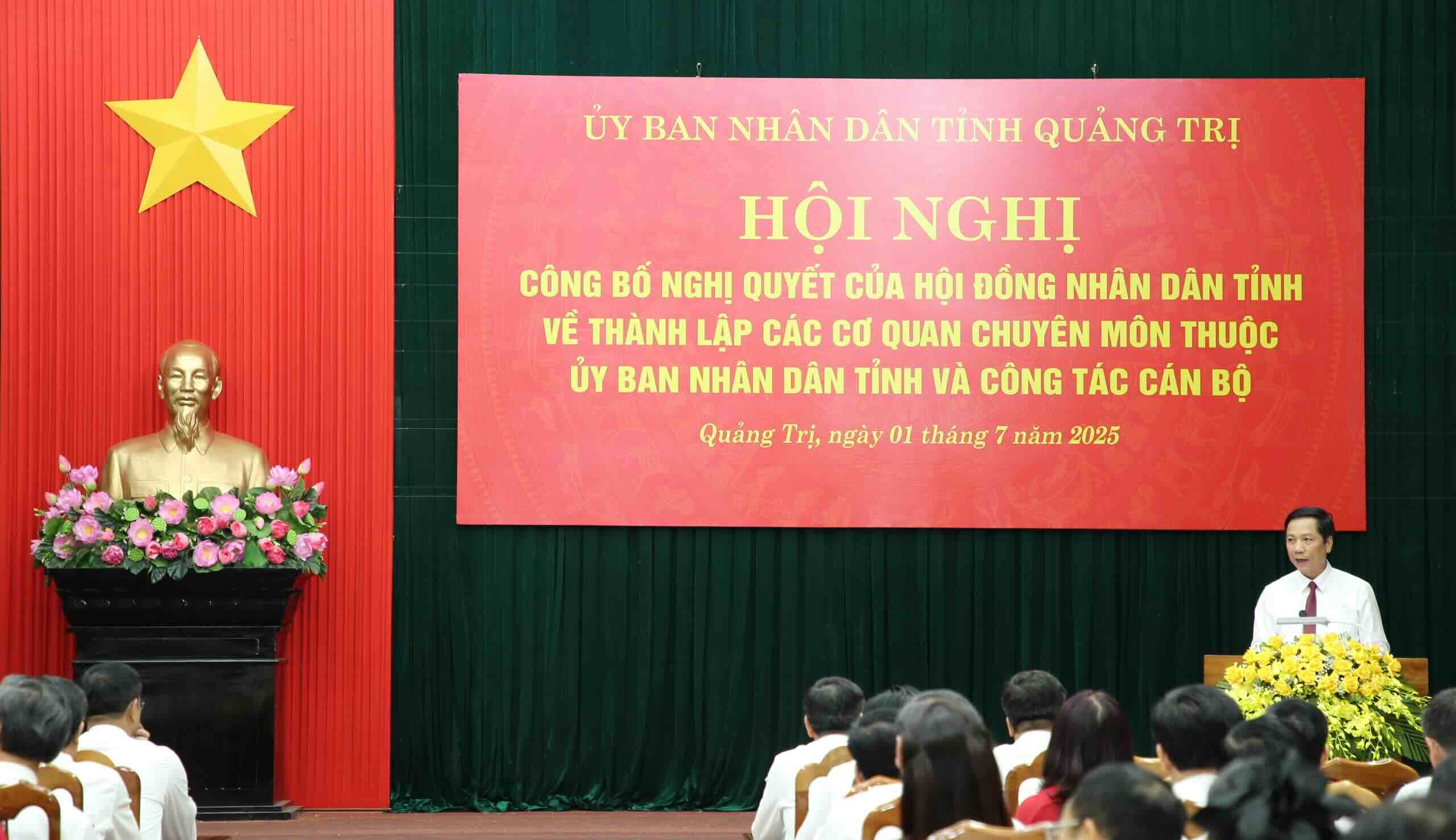 Hoang Nam - Quang Tri성 인민위원회 부위원장이 성 인민위원회 산하 전문 기관 설립에 관한 성 인민의회 결의안을 발표하고 있습니다. 사진: Cong Sang