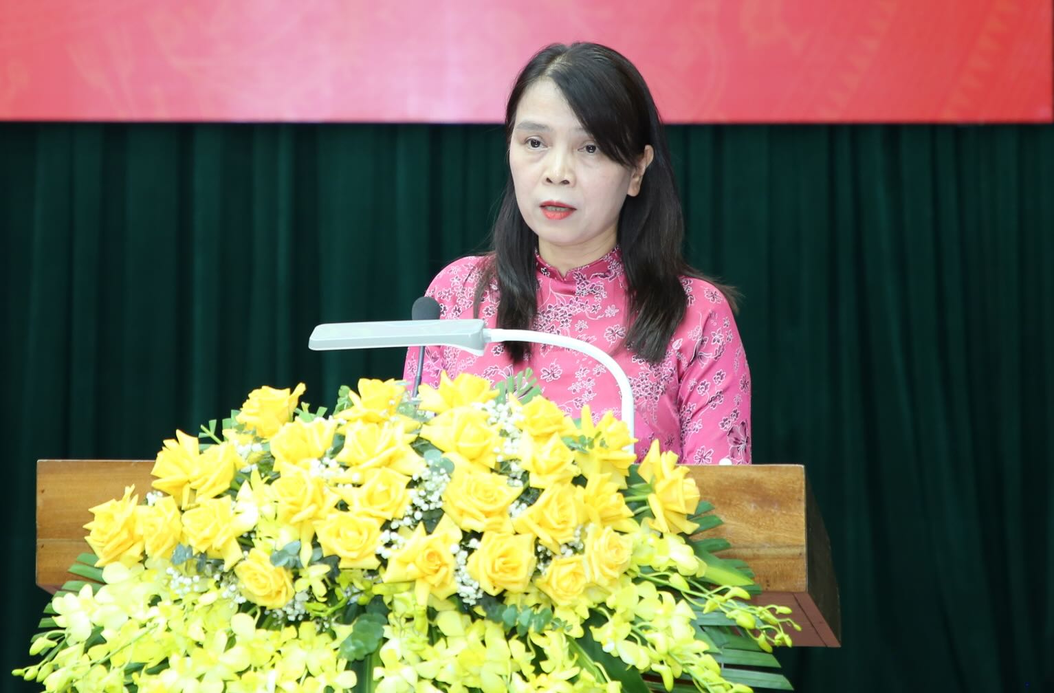 Ba Le Thi Thanh - Giam doc So Noi vu tinh Quang Tri doc cac quyet dinh cua Chu tich UBND tinh ve cong tac can bo. Anh: Cong Sang